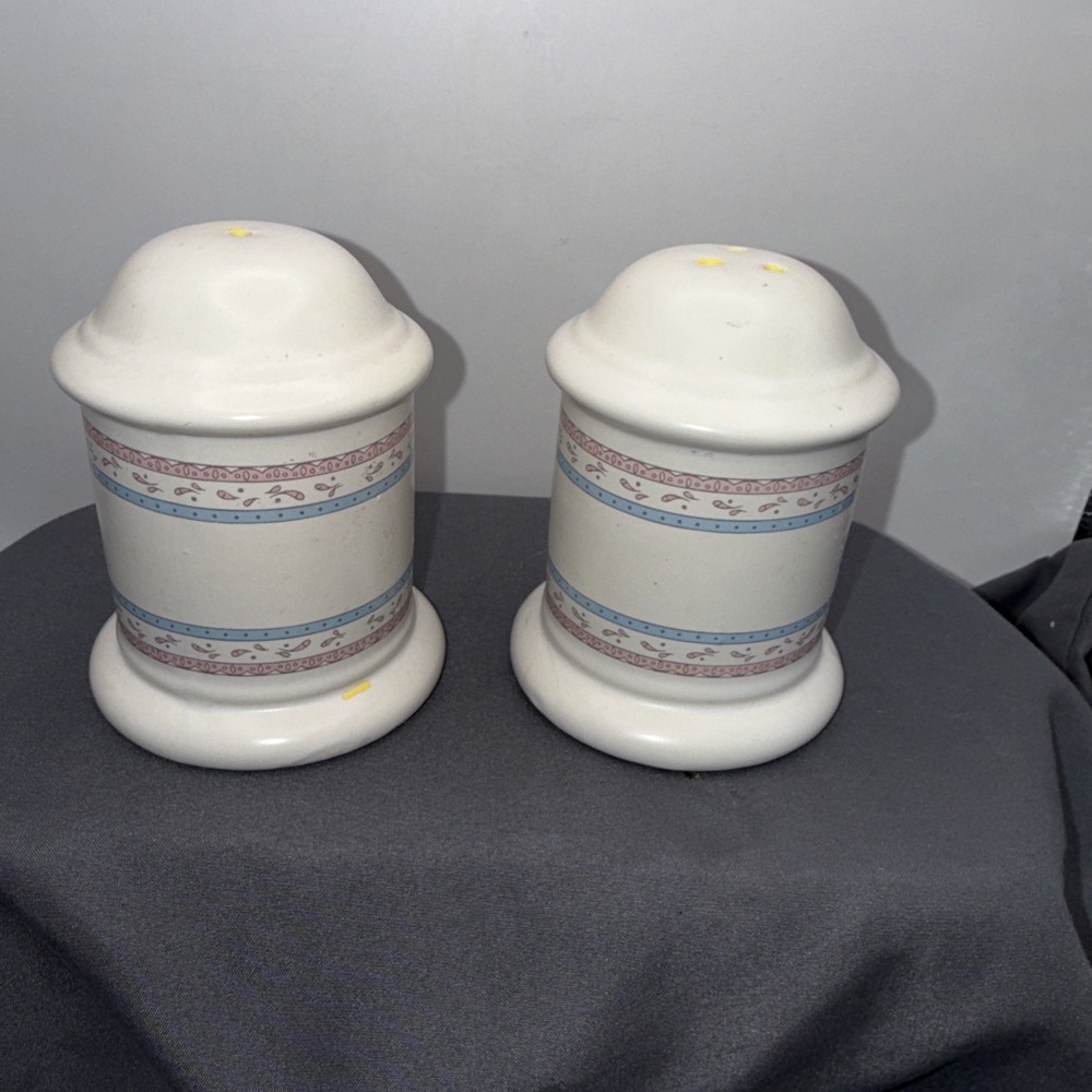 Vintage House of Lloyd 1989 Salt & Pepper Shakers Taiwan Pink Blue Country Set